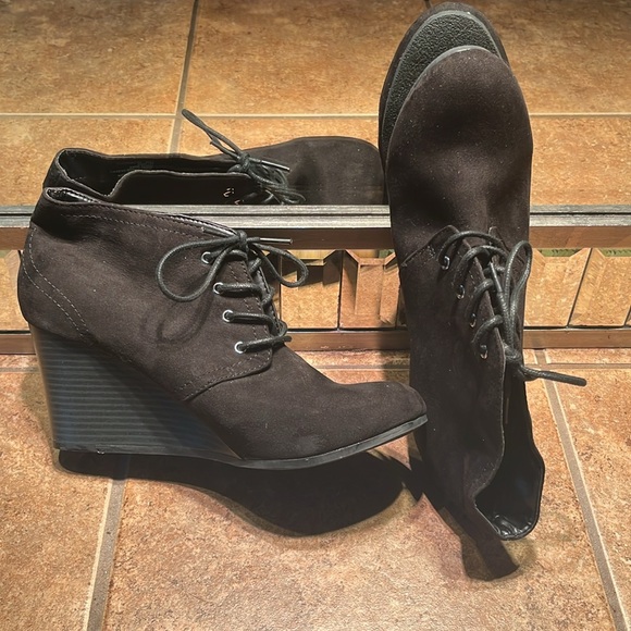 Arizona Jeans Black Suede Lace  Up Booties - Picture 1 of 8